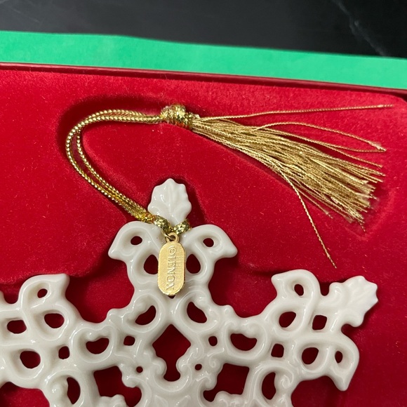 Lenox 2003 Snow Fantasies Snowflake Ornament - Picture 4 of 6